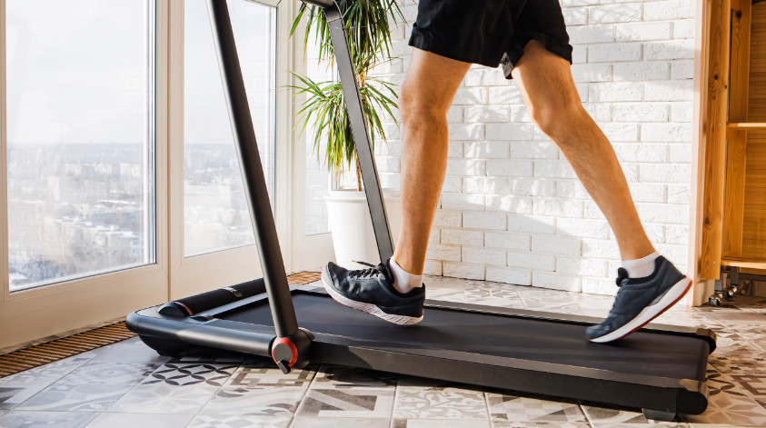 Mann läuft einem kompakten und günstigen Laufband für Zuhause